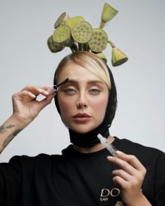 Na imagem há uma mulher com um penteado inusitado, a imagem representa o tema Cabelos Maluco Infantil 