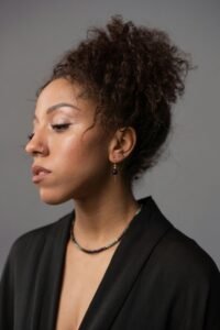 Mulher de coque mais despojado, onde representa o tema 10 penteados para cabelos cacheados