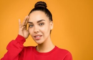 Mulher com um penteado de coque, onde representa o tema 10 penteados para cabelos cacheados