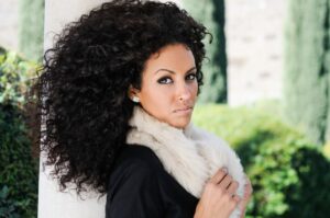 Mulher com um lindo cabelo solto, representando o tema: Melhores Produtos para cabelos cacheados 2025