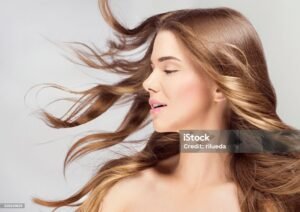 Uma mulher com cabelos liso com onde representa o tema: Quando seu cabelo fala mais alto que qualquer acessório 