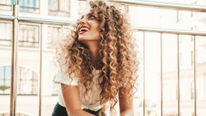 Mulher com um lindo cabelo cacheado solto. Creme para Pentear Milagre 450g , Lola Cosmetics