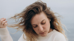 Mulher com cabelo ralo.10 dicas essenciais para engrossar fios finos e ralos 