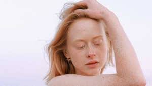 Mulher com cabelo curto e ralos.10dicas essenciais para engrossar fios finos e ralos 