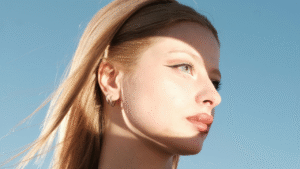 Mulher com cabelo solto. 10 dicas essenciais para engrossar fios finos e ralos 