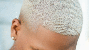 Homem cabelo platinado 