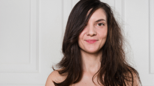 Mulher com um lado do cabelo saudável e a outra opção. Como Acabar com Cabelos Opacos: Dicas Infalíveis para Brilho e Vitalidade!