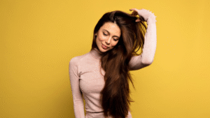 Mulher com um lindo cabelo longo - Cronograma Capilar: O Que É e Como Colocá-lo em Prática.