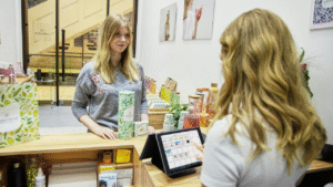 Mulher olhando no espelho - Cronograma Capilar: O Que É e Como Colocá-lo em Prática