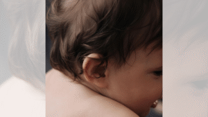 Mostra um bebê com bastante cabelo 